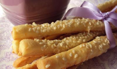 Очень вкусные сырные трубочки с кунжутом