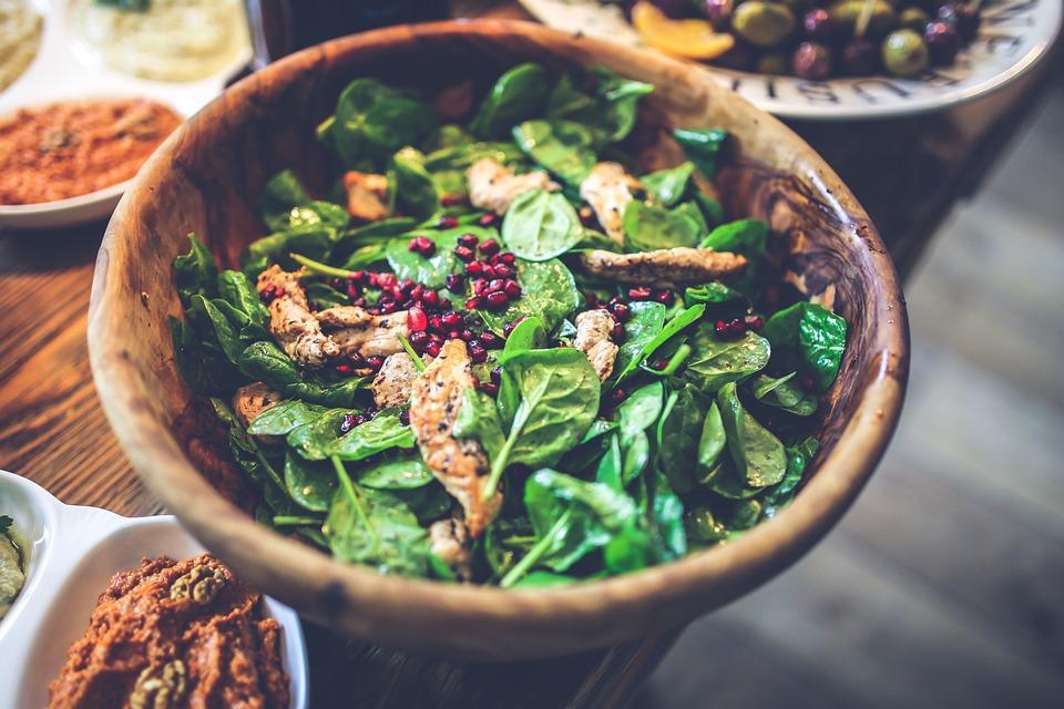 Source: pixabay.com/photos/salad-healthy-food-wooden-bowl-