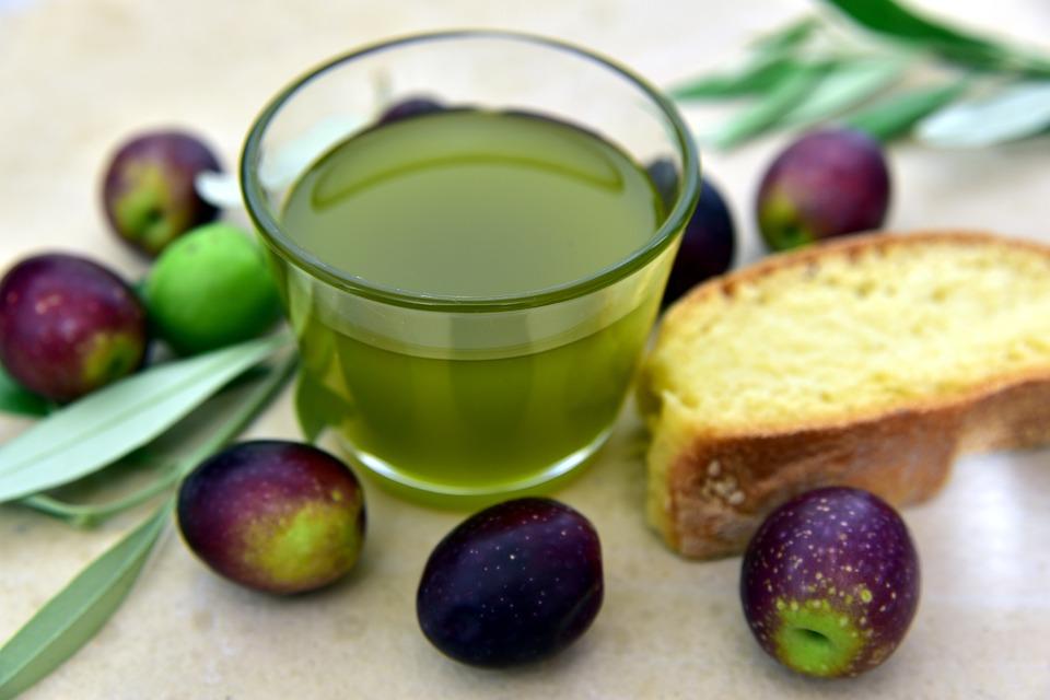 Источник: pixabay.com/photos/olive-oil-olives-bread-olive-br