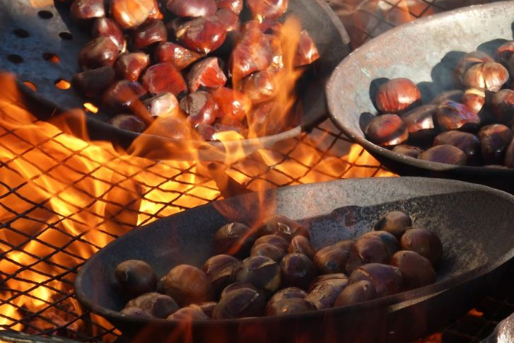 Источник: pixabay.com/photos/chestnuts-fire-roasted-chestnut Источник: pixabay.com/photos/chestnuts-fire-roasted-chestnut