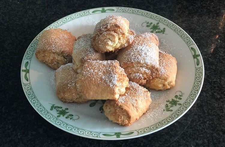 Творожные трубочки рецепт. Творожное печенье с кокосовой стружкой. Печенье из творога с кокосовой стружкой. Трубочки с кокосовой стружкой. Творожные трубочки.