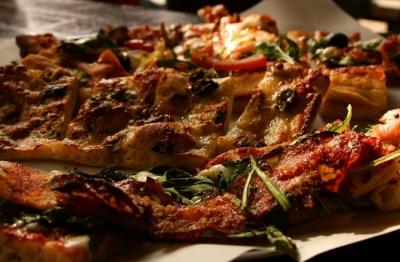 Фокачча с ветчиной, сливами и козьим сыром