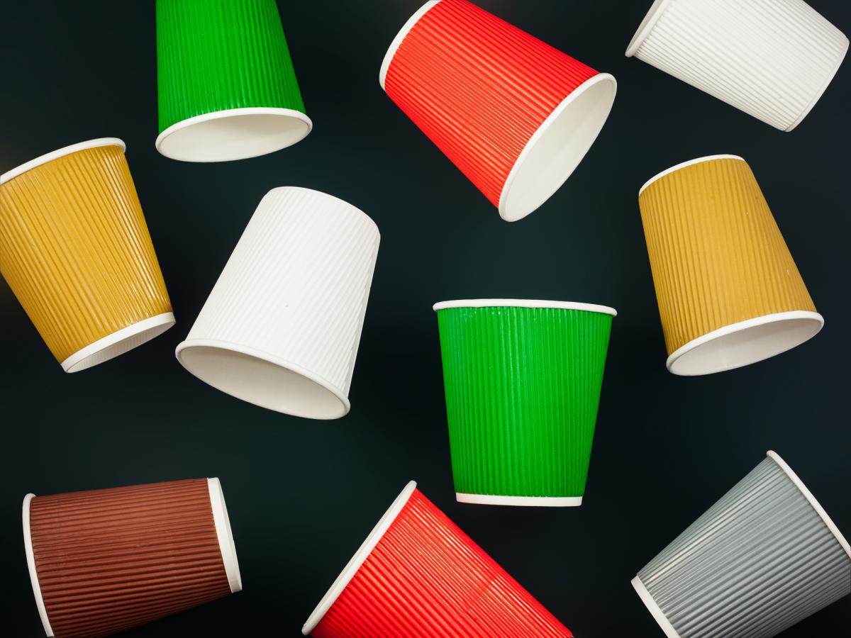 Бумажные стаканчики это эко. Бумажные стаканы Nespresso. Гофрированный стаканчик одноразовый. Производство бумажных стаканчиков. Хухтамаки одноразовая посуда