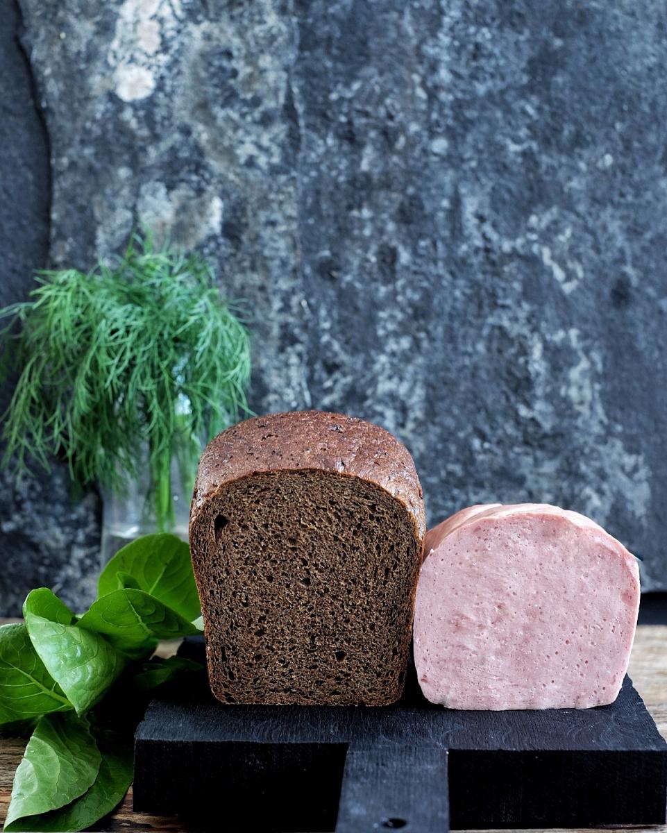 Хлеб мясной запеченный
Классика баварской кухни.
Состав: запеченный в форме из под хлеба, фарш из говядины с добавлением пикантных специй.
Срок хранения: 15 сут., упакованный под вакуумом или в модифицированную газовую среду.

цена 472 за кг