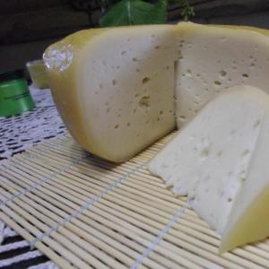 Сыр козий твердый выдержанный (по типу Эменталь) 